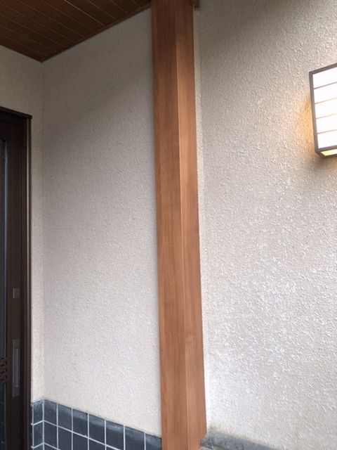 玄関柱のガルバニウム鋼板巻き